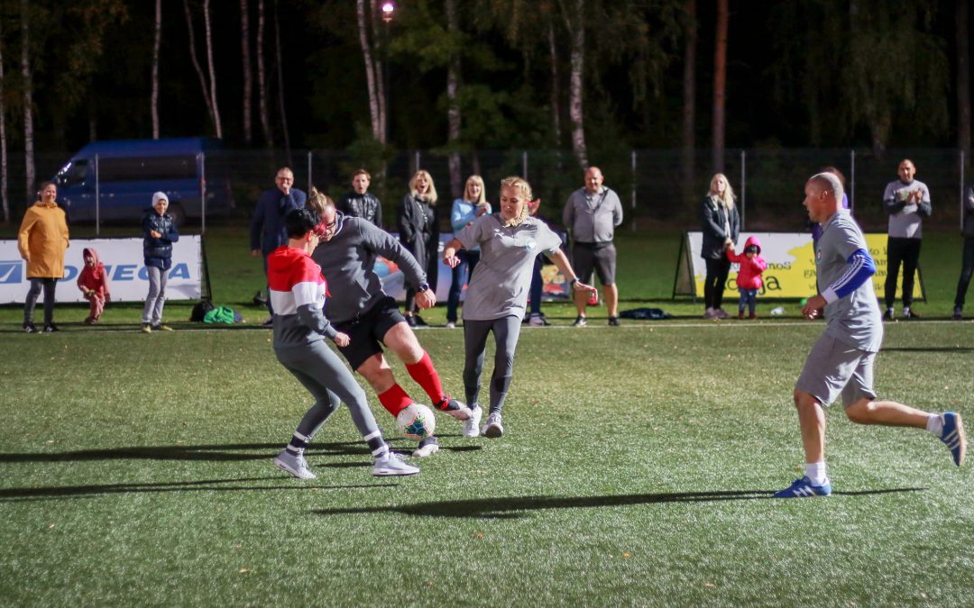 Mažeikiuose surengta masinė futbolo šventė vaikams ir jų tėvams